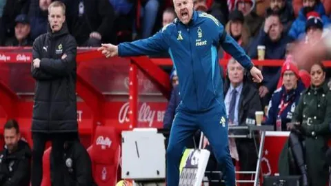 “格拉纳达与巴塞罗那2-2战平，亚马尔追平罗贝托进球，巴萨错失绝杀良机！”