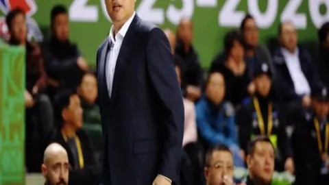 “CBA激战正酣！北汽对阵青岛，师兄弟对决，24胜19的较量谁能笑到最后？深度情报大揭秘！”